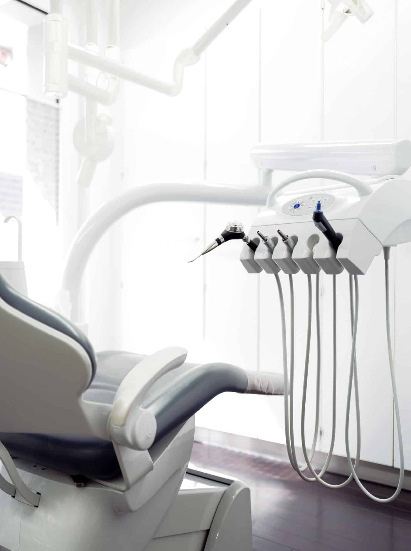 Ergonomischer Behandlungsstuhl- Zahnarztpraxis Karamousli